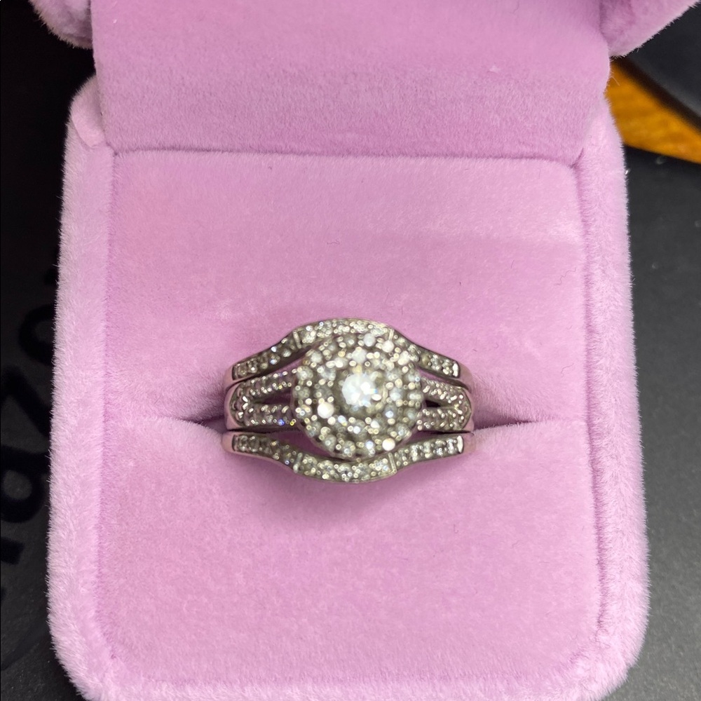 Gorgeous White Gold Diamond Ring With Wrap